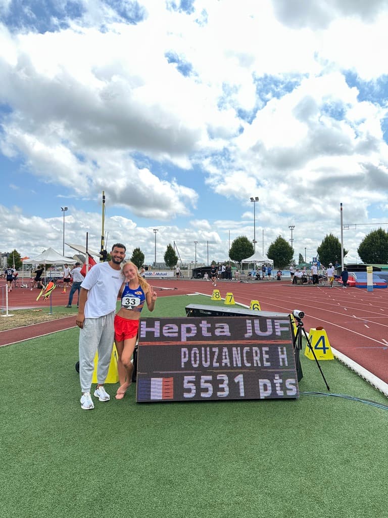 Hamed Lantih avec son athlète devant le tableau d'affichage : heptathlon, 5 531 points