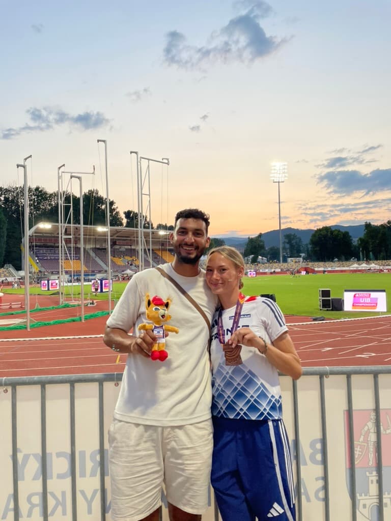Hamed Lantih avec Lalie, médaillée aux championnats d'Europe U18 d'athlétisme